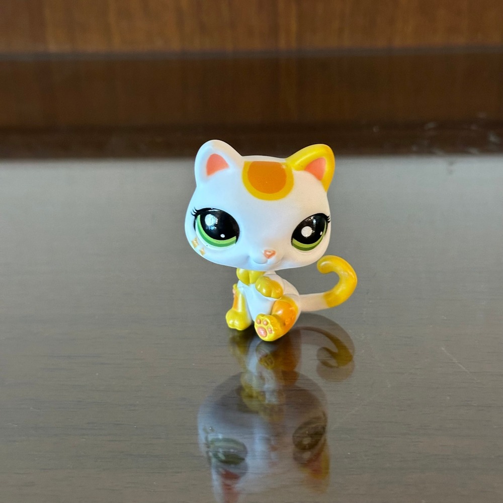 Hasbro Littlest Pet Shop LPS White Calico Cat 2108 Green Star Eyes Yellow Bow